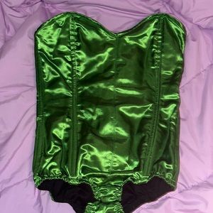 A green corsets it’s clean barely worn no stains, rips or tears